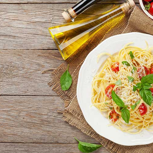 Spaghetti pasta with tomatoes and parsley