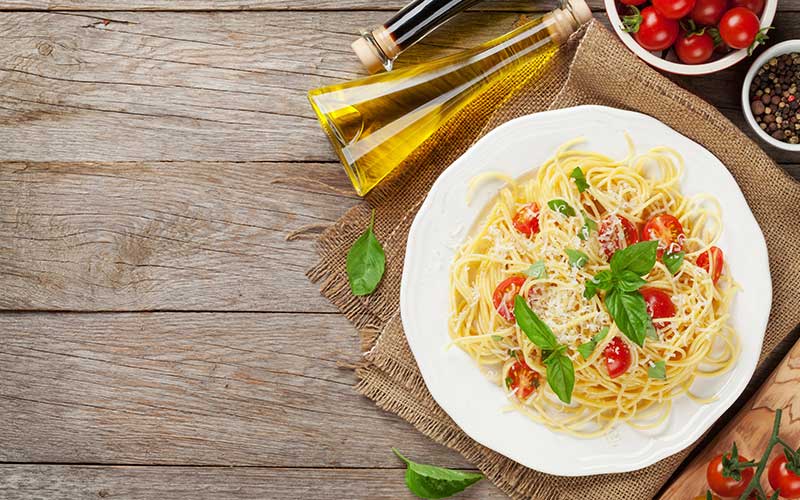 Spaghetti pasta with tomatoes and parsley