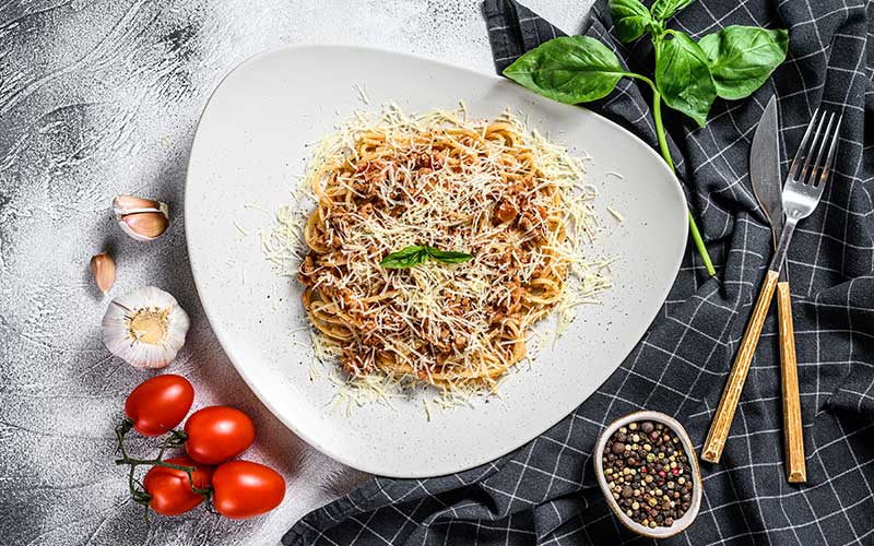 Traditional Italian spahgetti Bolognaise, Bolognese, pasta noodles. Basil, minced beef, tomatoes. Gray background. Top view. — Photo