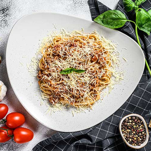 Traditional Italian spahgetti Bolognaise, Bolognese, pasta noodles. Basil, minced beef, tomatoes. Gray background. Top view. — Photo